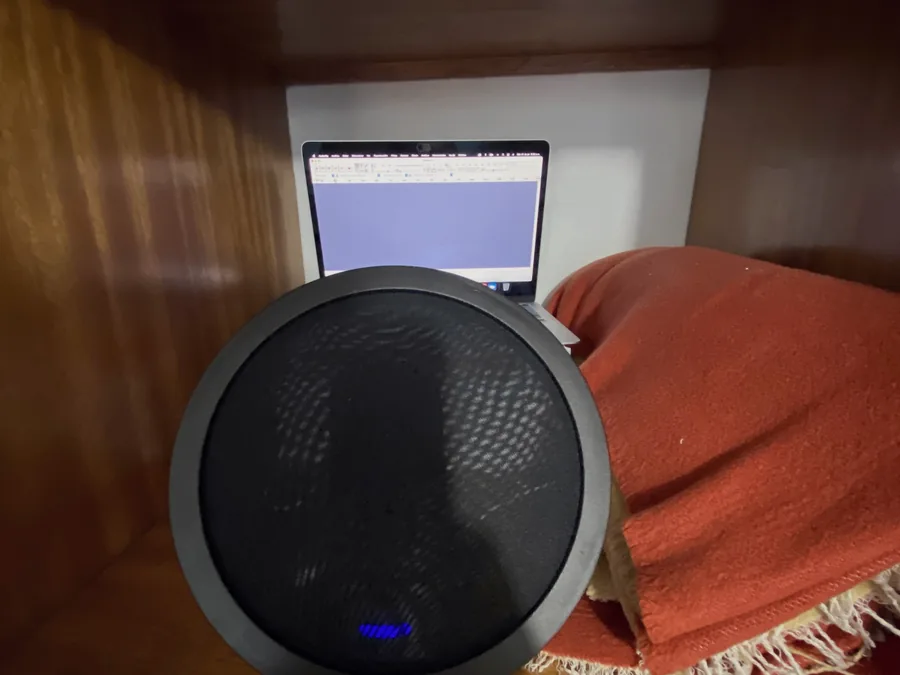 El micrófono y la laptop con los que empezó a grabar en su casa